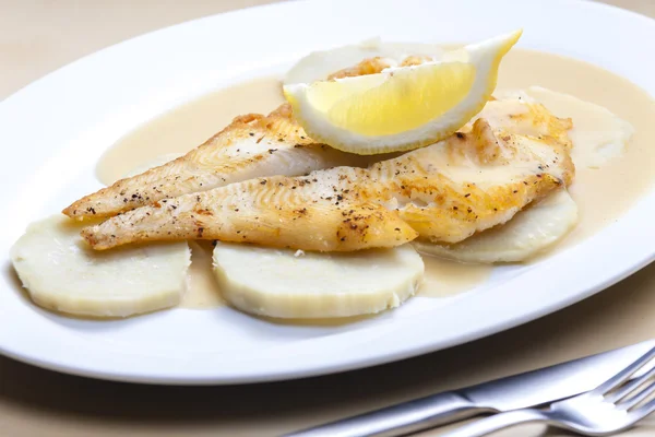 Tatlı patates ve limon sos ile kızarmış pisi balığı — Stok fotoğraf