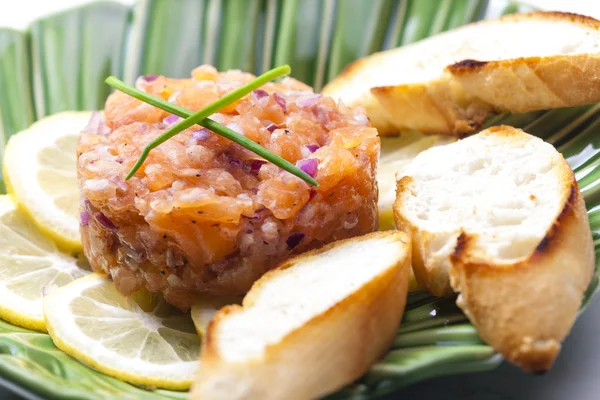 Salmon tartar with red onion — Stock Photo, Image