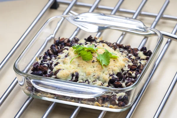 Gebackene schwarze Bohnen mit Käseemmentaler — Stockfoto