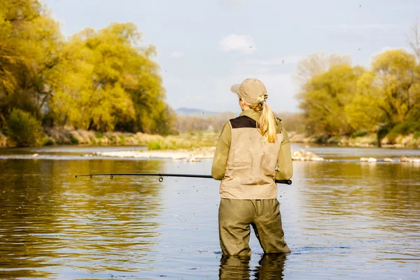 Женская рыбалка в реке весной — стоковое фото