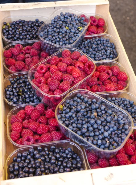 Raspberries and blueberries, market in Nyons, Rhone-Alpes, Franc — Stock Photo, Image