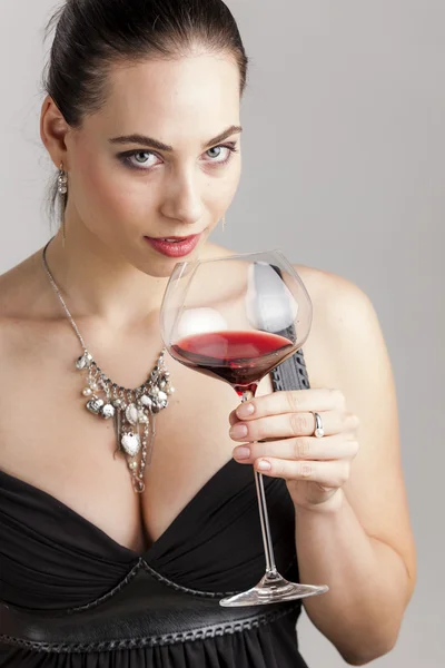 Ritratto di giovane donna con un bicchiere di vino rosso — Foto Stock