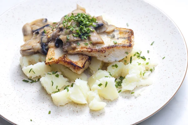 Pikeperch en mantequilla con salsa de champiñones y papas de primavera — Foto de Stock