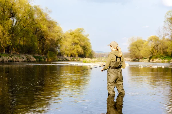 Donna pesca nel fiume in primavera — Foto Stock