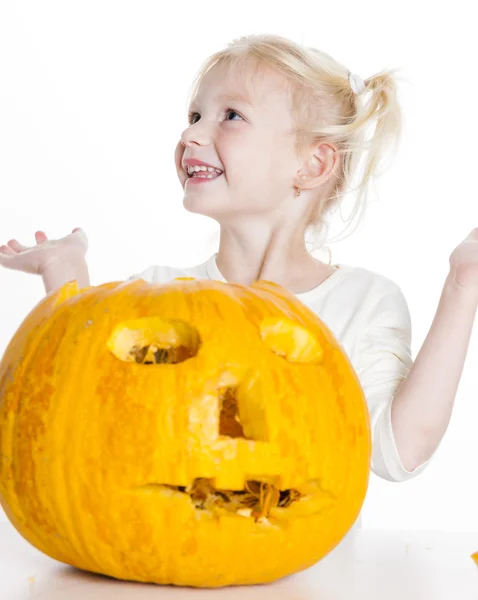 Little girl carving pumpkin for Halloween — Stock Photo, Image