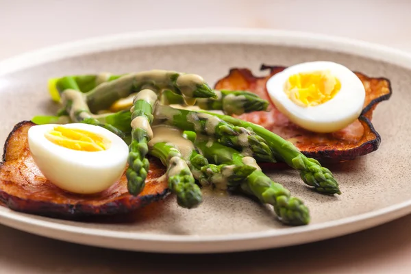 Asparagi verdi bolliti con pancetta, uova e salsa di senape — Foto Stock