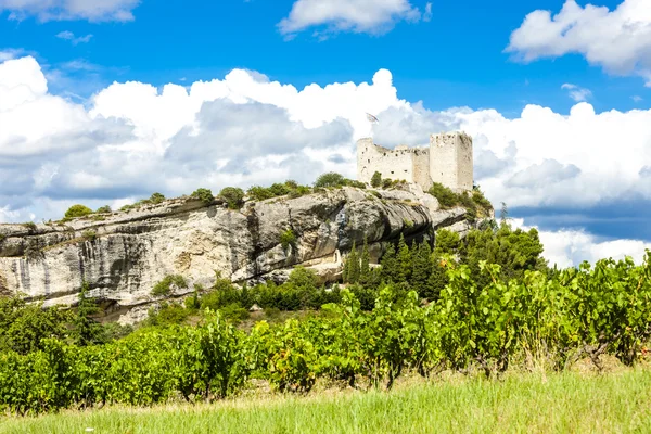 Burgruine in vaison-la-romaine mit Weinberg, provence, fr — Stockfoto