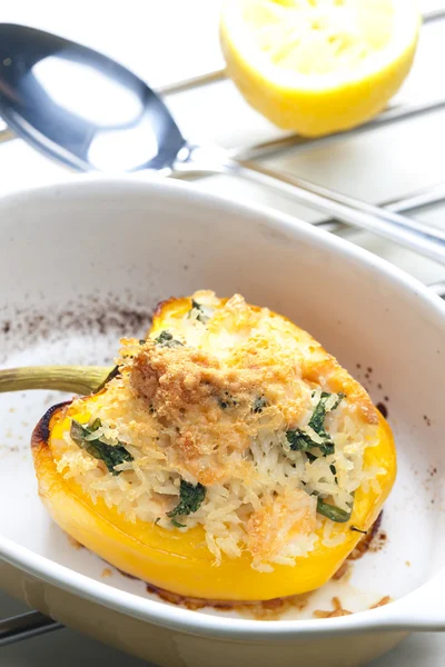 Peper gebakken met parmezaan gevuld met rijst en zalm — Stockfoto