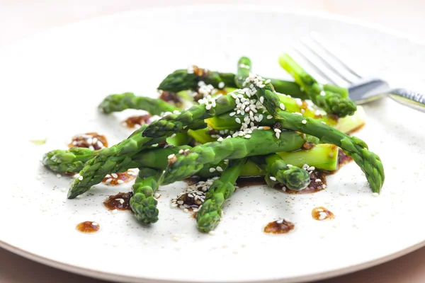 Green asparagus with sesame — Stock Photo, Image