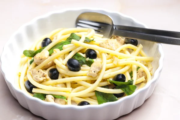 Macarrones con carne de pollo y aceitunas negras sobre salvia — Foto de Stock