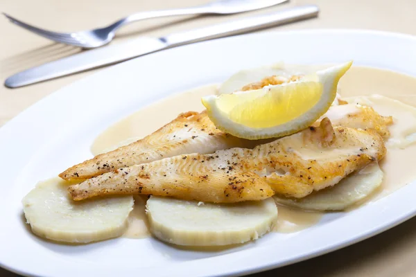 Fried halibut with sweet potatoes and lemon sauce — Stock Photo, Image