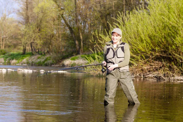 Mulher pesca no rio na primavera — Fotografia de Stock