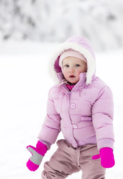 Porträtt av liten flicka i vinter — Stockfoto