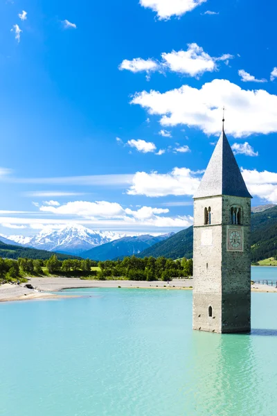 Elsüllyedt templom resia lake, Dél-Tirol, Olaszország — Stock Fotó