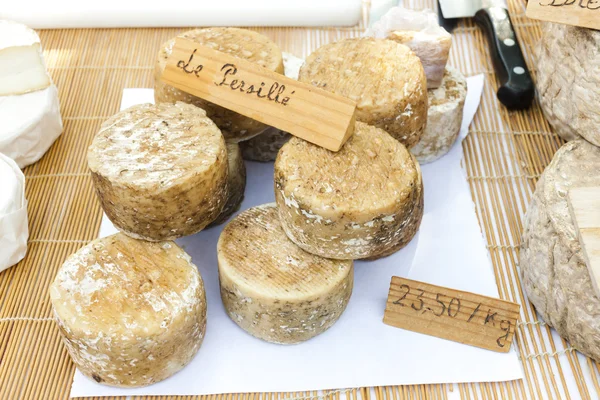 Peynir, pazarda Nyons, Rhône-Alpes, Fransa — Stok fotoğraf