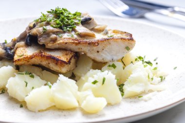 Pikeperch mantar sosu ile tereyağı üzerinde