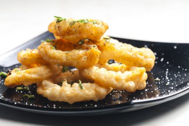 hamuru içinde kızarmış mürekkep balığı yüzük