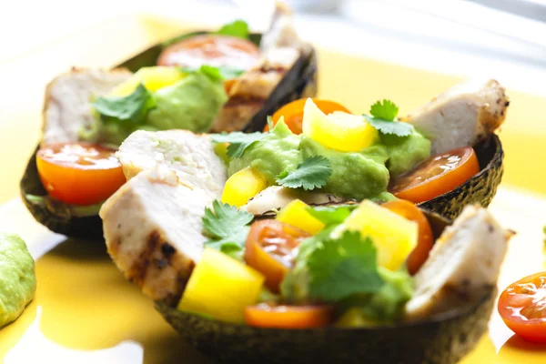 Авокадо, наповнений курячим салатом та зануренням авокадо — стокове фото