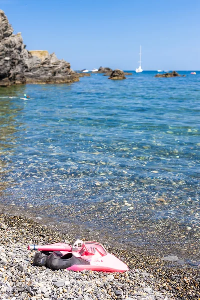 Snorklauslaitteet, rannalla, Välimerellä — kuvapankkivalokuva