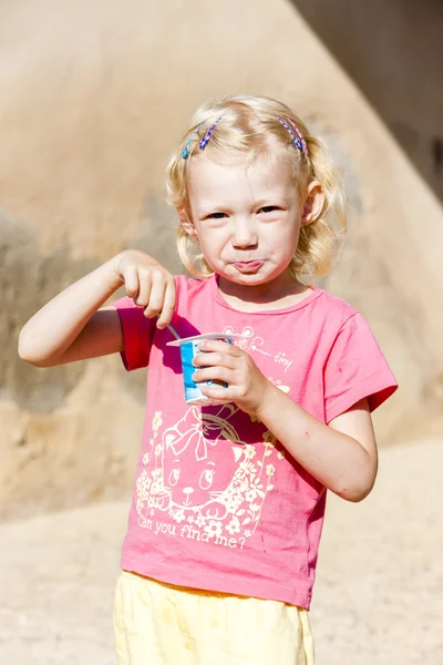 Liten flicka äter yoghurt — Stockfoto