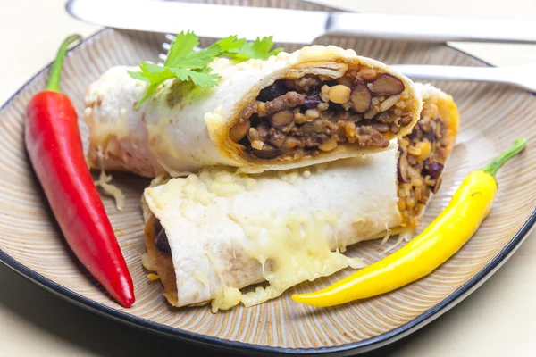 Gevuld met gehakt rundvlees en bonen burrito — Stockfoto