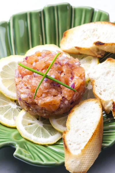 Salmon tartar with red onion — Stock Photo, Image