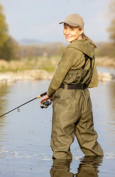 Femme pêche dans la rivière — Photo