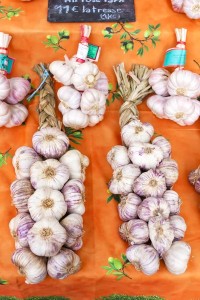 Garlic, market in Forcalquier — Stock Photo, Image