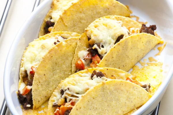 Gebackene Tacos gefüllt mit Rinderhackfleisch — Stockfoto