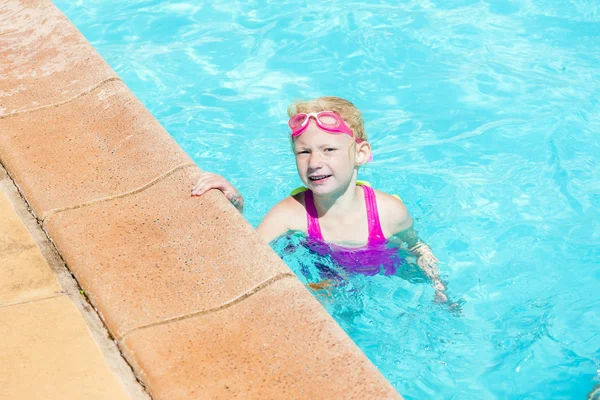 Ragazza nuotare in piscina — Foto Stock