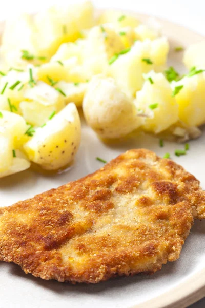 Filet de porc frit avec pommes de terre non pelées bouillies — Photo