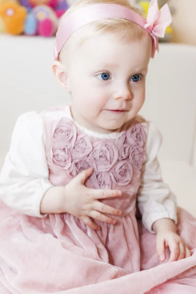 Sitzendes Kleinkind Mädchen in rosa Kleid — Stockfoto