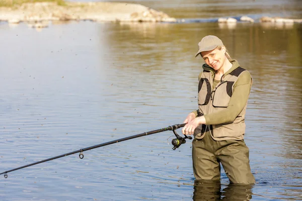 Femme pêche dans la rivière — Photo