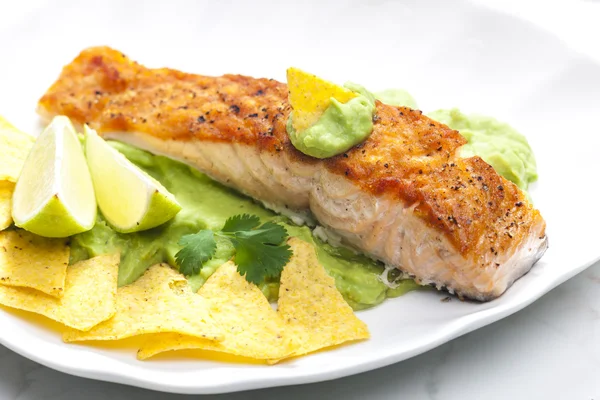 Filete de salmón con salsa de aguacate y nachos — Foto de Stock