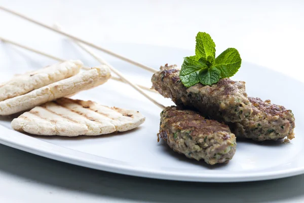 Fårkött kebab med mynta och pita bröd — Stockfoto