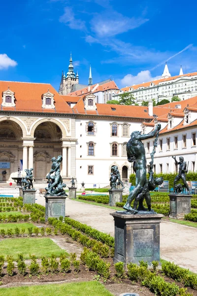 Giardino Valdstejnska e Castello di Praga, Praga — Foto Stock