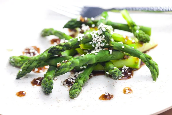 Green asparagus with sesame — Stock Photo, Image