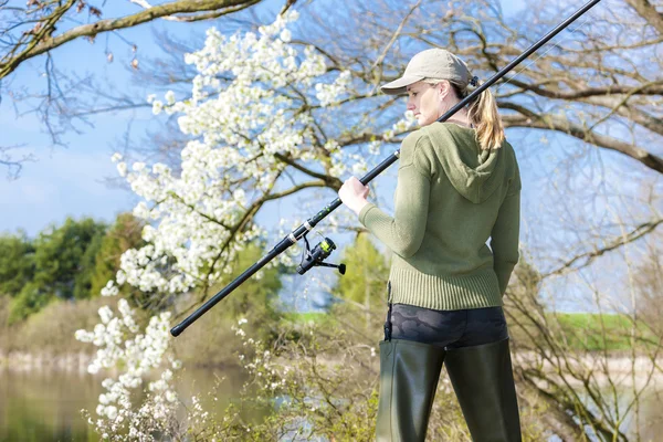 Woman fishing at pond — Stock Photo, Image