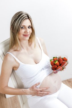çilek ile hamile kadın