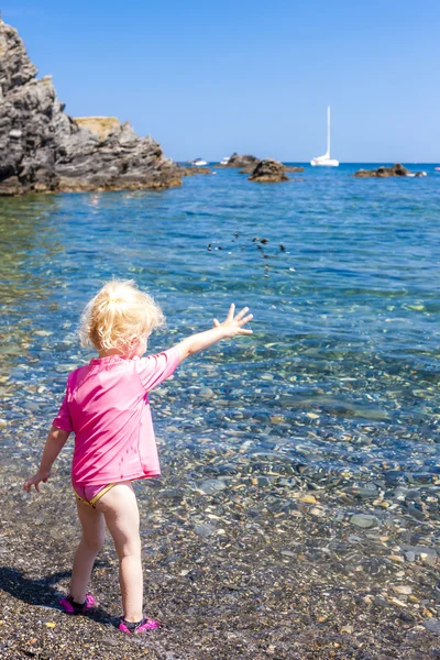 Gadis kecil bermain di pantai — Stok Foto