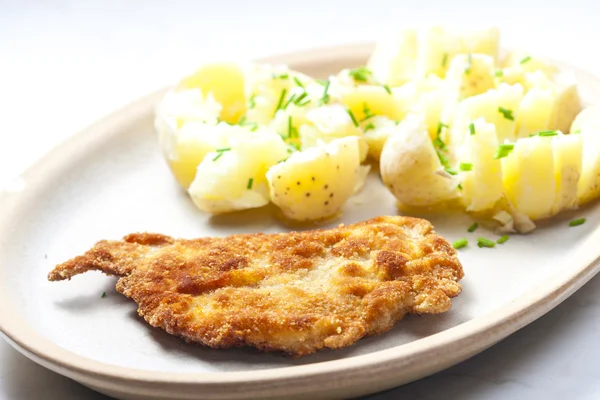 Filete de cerdo frito con patatas cocidas sin pelar —  Fotos de Stock