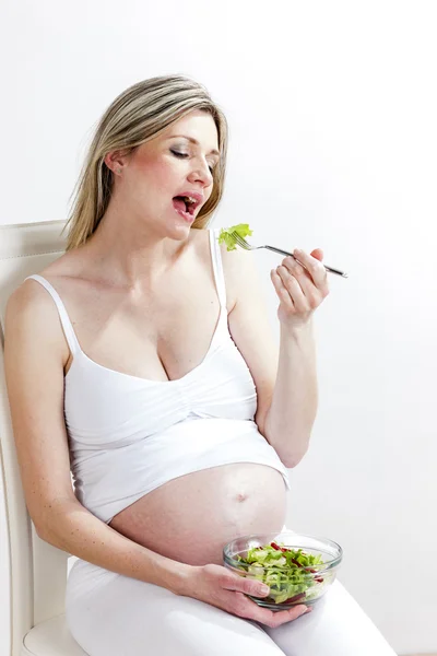 Mujer embarazada comiendo ensalada de verduras —  Fotos de Stock