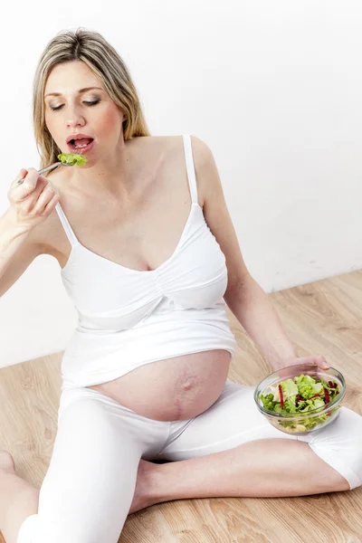 Schwangere isst Gemüsesalat — Stockfoto