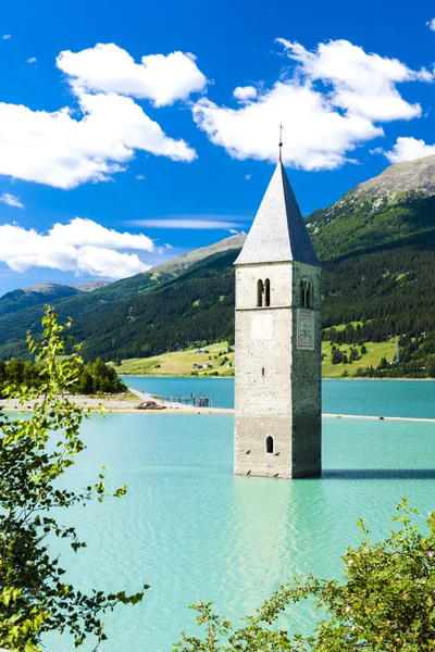 Wieża kościoła zatopiony w resia jeziora, południowy tyrol, Włochy — Zdjęcie stockowe