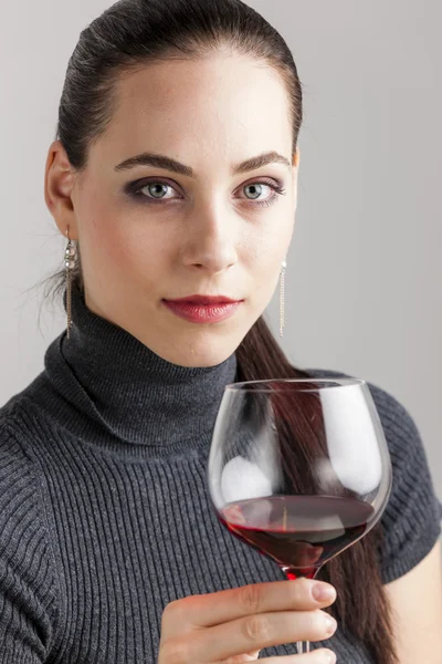 Mladá žena se sklenicí červeného vína — Stock fotografie