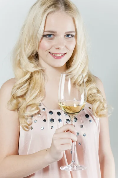 Jonge vrouw met een glas witte wijn — Stockfoto