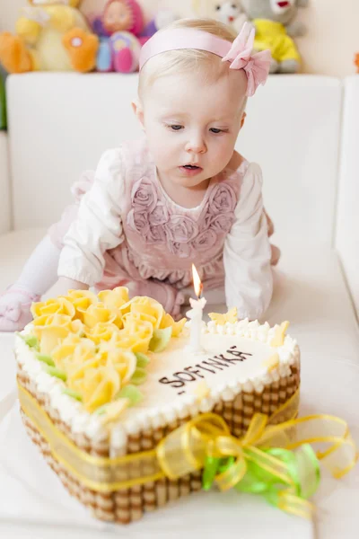 Toddler girl with her birthday cake — Stock Photo, Image