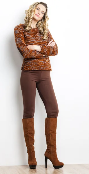 Woman wearing brown clothes and boots — Stock Photo, Image