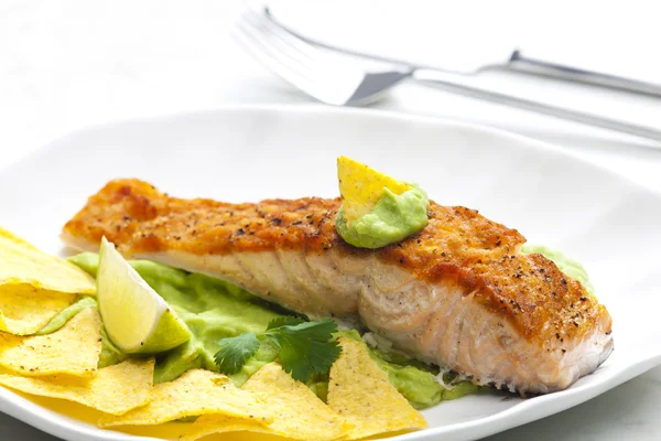 Grilled salmon fillet with avocado sauce — Stock Photo, Image