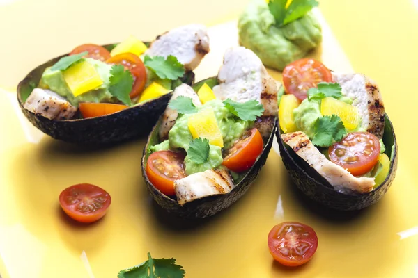 Aguacate relleno con ensalada de pollo —  Fotos de Stock